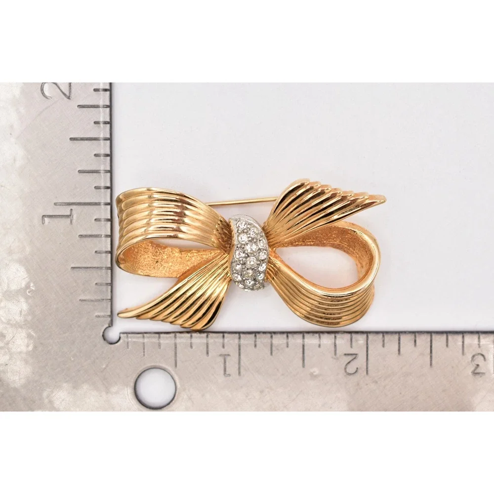 Vintage Gold Bow Brooch Crystal Rhinestone Ribbed Ribbon Statement Pin 1980s A25